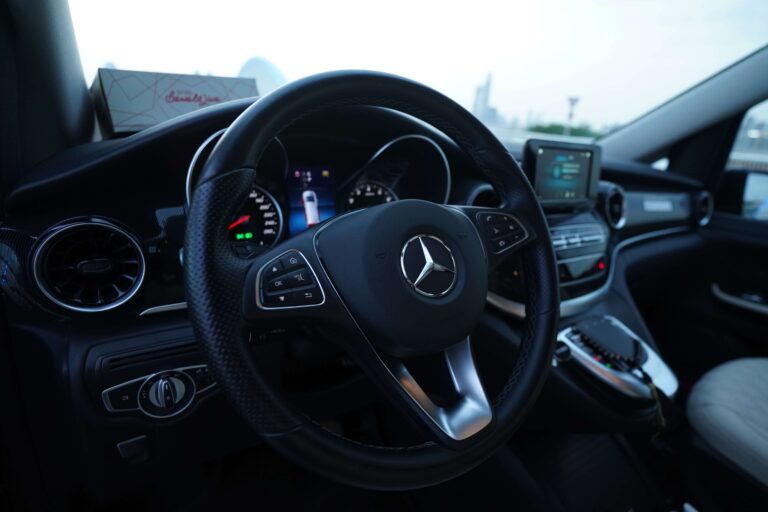 Mercedes Benz V Class fornt - steering wheel